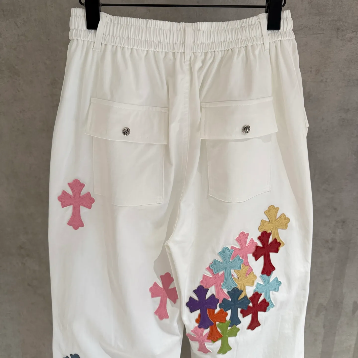 🅿️390 [Strict quality control] CH Crow Heart heavyweight Crow paratrooper pants with colorful crosses. More than 20 customized cross leather sets. Customized Crow Heart hardware. Loose and lazy version, waist size 66-100 can be controlled. More than 20 fabrics are custom-woven and dyed. The front needs to be carbon-milled and then sanded (the surface of the pants has a velvet feel and is comfortable to wear) and the reverse is waterproof. Finally, the overall enzyme wash is done. The workmanship is complicated and cumbersome. The leather is all calfskin and has undergone multiple color fixing treatments! Machine washing is not recommended for white! Code number M-2xl